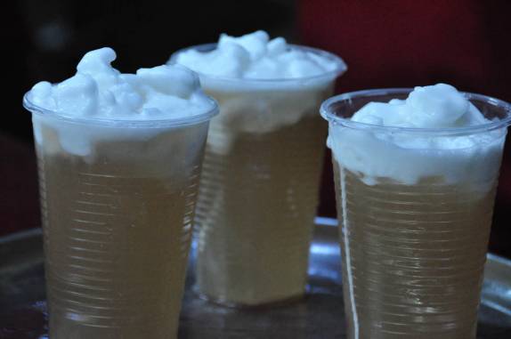 A famosa bebida 'Terremoto', no La Piojera, bar tradicional de Santiago, capital do Chile